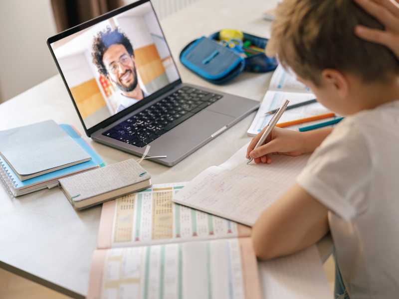 Navegando por el Mar Digital: Un Vistazo a las Plataformas Educativas